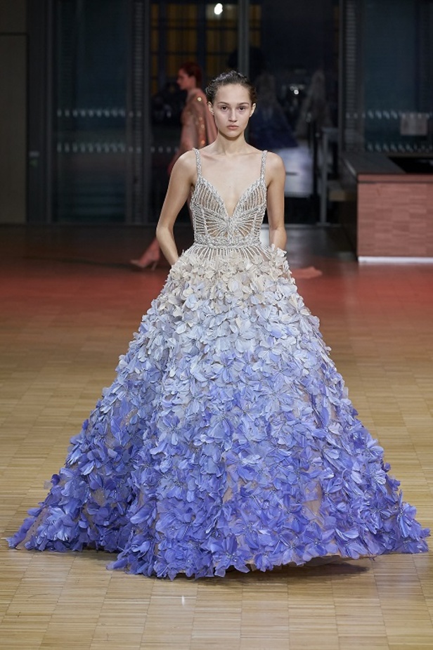 ايلي صعب يجسّد بهجة البحر المتوسط بفساتين مشرقة وألوان صاخبة