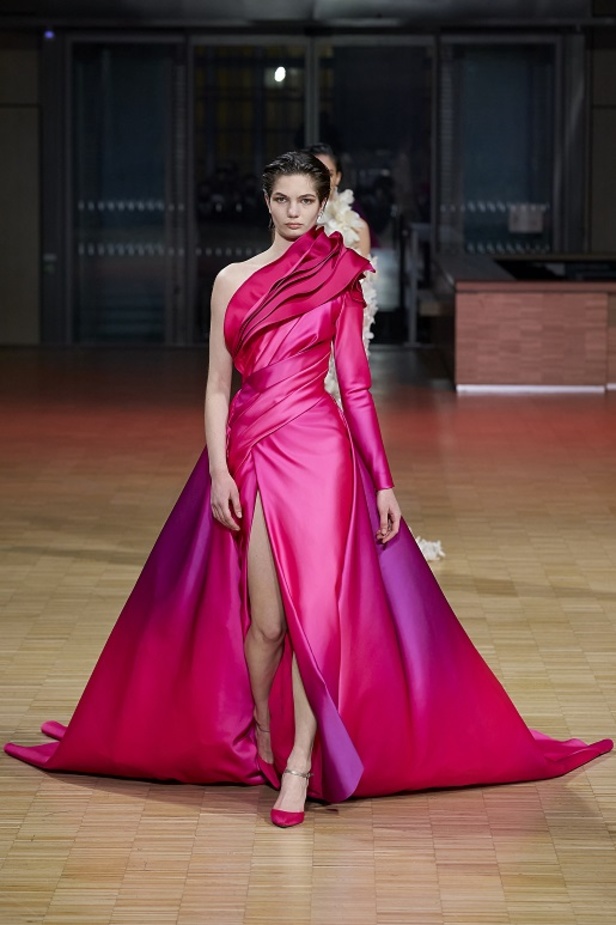 ايلي صعب يجسّد بهجة البحر المتوسط بفساتين مشرقة وألوان صاخبة