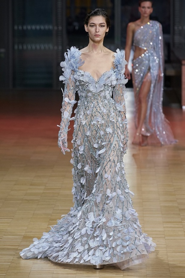 ايلي صعب يجسّد بهجة البحر المتوسط بفساتين مشرقة وألوان صاخبة