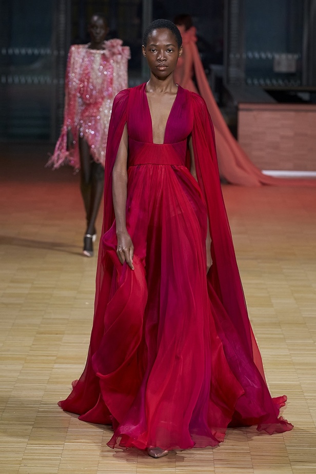 ايلي صعب يجسّد بهجة البحر المتوسط بفساتين مشرقة وألوان صاخبة