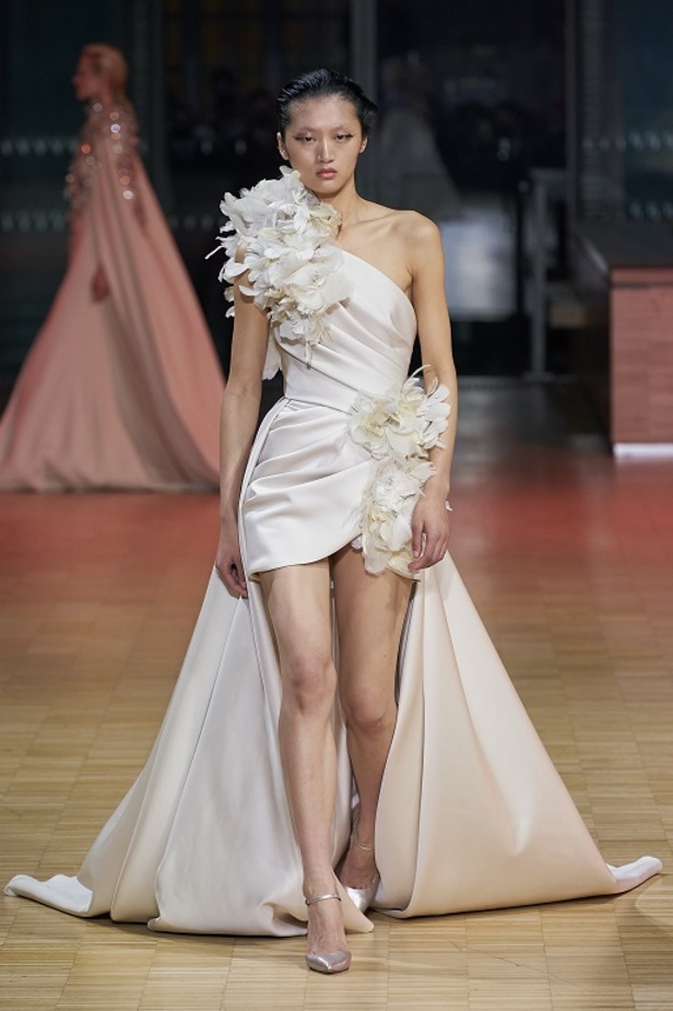 ايلي صعب يجسّد بهجة البحر المتوسط بفساتين مشرقة وألوان صاخبة