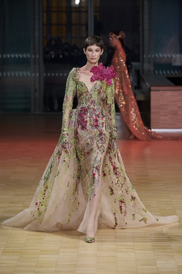 ايلي صعب يجسّد بهجة البحر المتوسط بفساتين مشرقة وألوان صاخبة