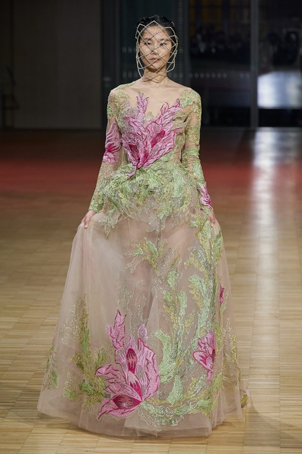 ايلي صعب يجسّد بهجة البحر المتوسط بفساتين مشرقة وألوان صاخبة