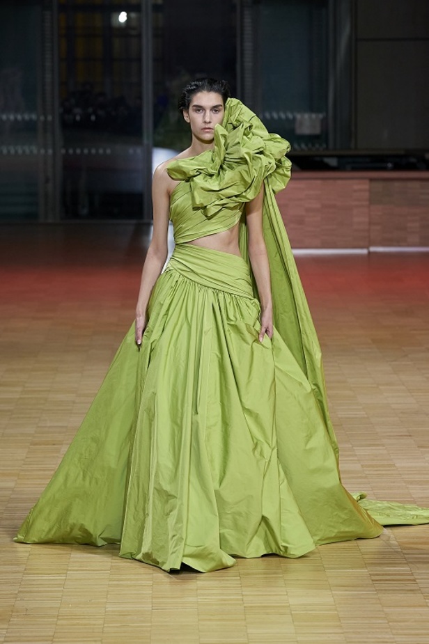 ايلي صعب يجسّد بهجة البحر المتوسط بفساتين مشرقة وألوان صاخبة