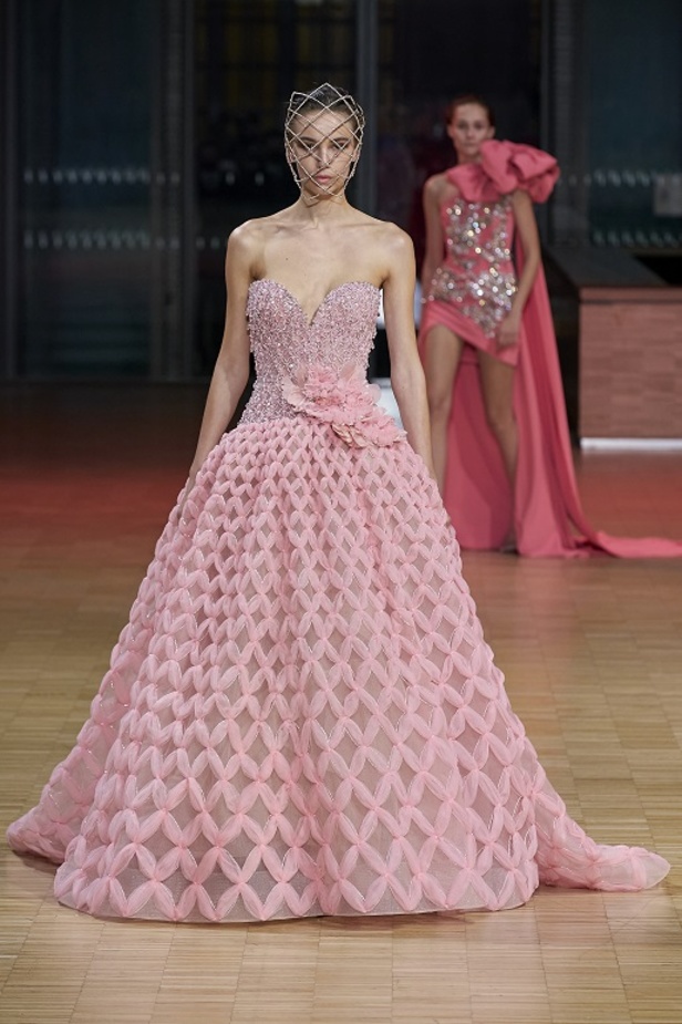 ايلي صعب يجسّد بهجة البحر المتوسط بفساتين مشرقة وألوان صاخبة