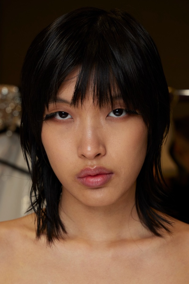 ايلي صعب يجسّد بهجة البحر المتوسط بفساتين مشرقة وألوان صاخبة