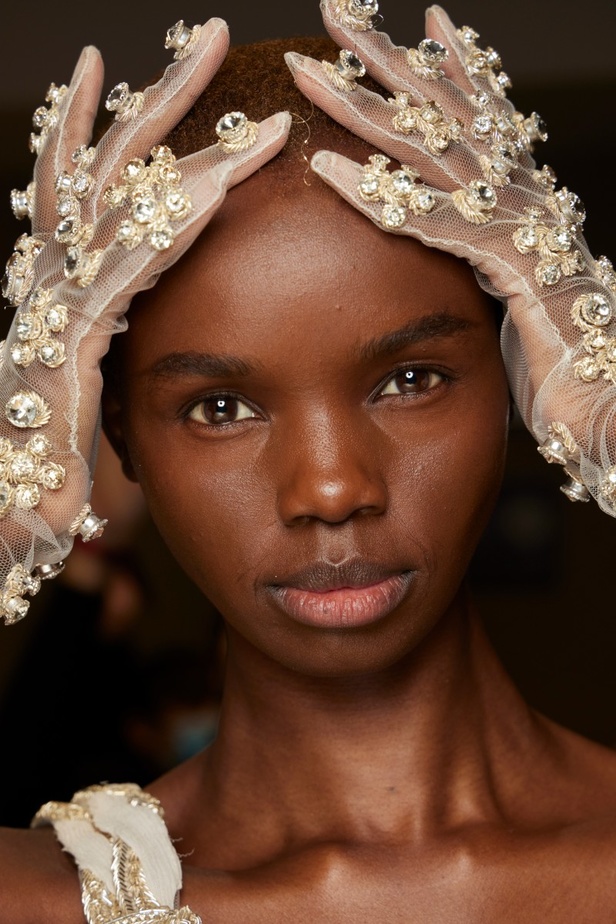 ايلي صعب يجسّد بهجة البحر المتوسط بفساتين مشرقة وألوان صاخبة