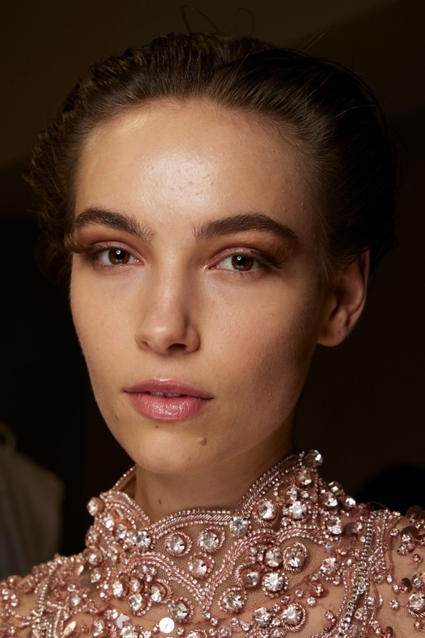 ايلي صعب يجسّد بهجة البحر المتوسط بفساتين مشرقة وألوان صاخبة