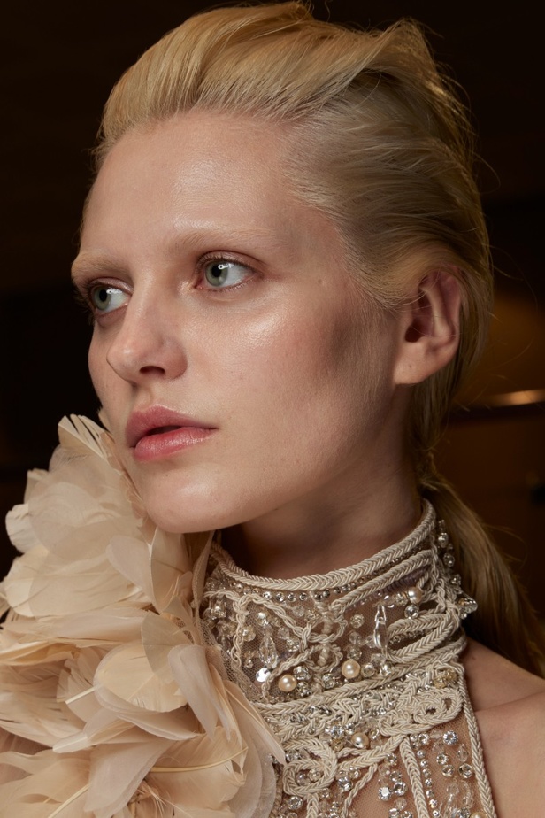 ايلي صعب يجسّد بهجة البحر المتوسط بفساتين مشرقة وألوان صاخبة