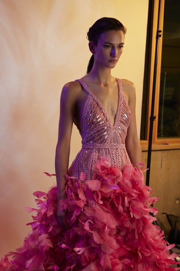 ايلي صعب يجسّد بهجة البحر المتوسط بفساتين مشرقة وألوان صاخبة