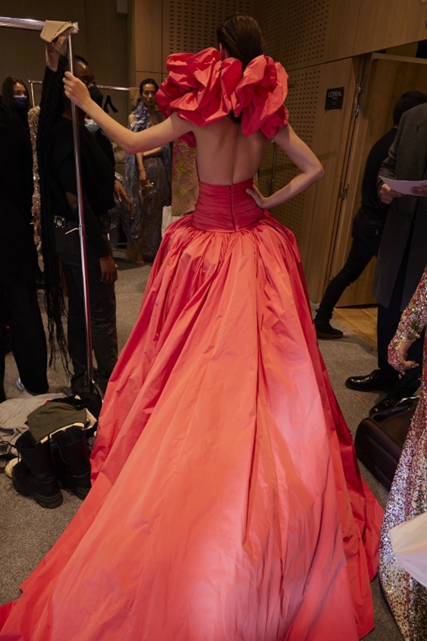 ايلي صعب يجسّد بهجة البحر المتوسط بفساتين مشرقة وألوان صاخبة