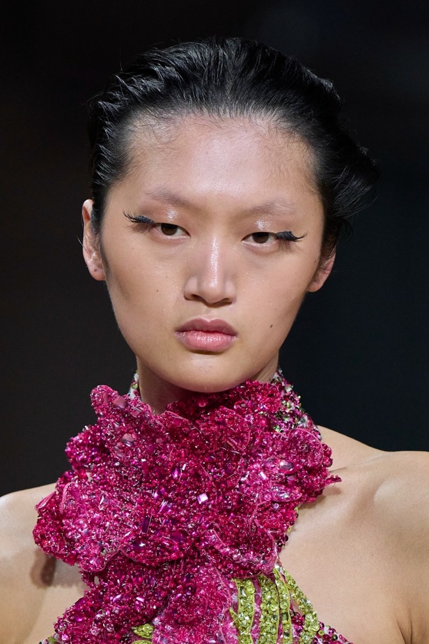 ايلي صعب يجسّد بهجة البحر المتوسط بفساتين مشرقة وألوان صاخبة