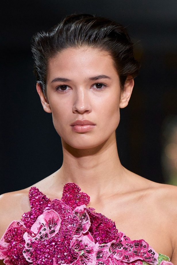 ايلي صعب يجسّد بهجة البحر المتوسط بفساتين مشرقة وألوان صاخبة