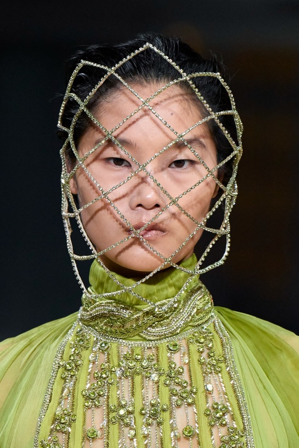 ايلي صعب يجسّد بهجة البحر المتوسط بفساتين مشرقة وألوان صاخبة