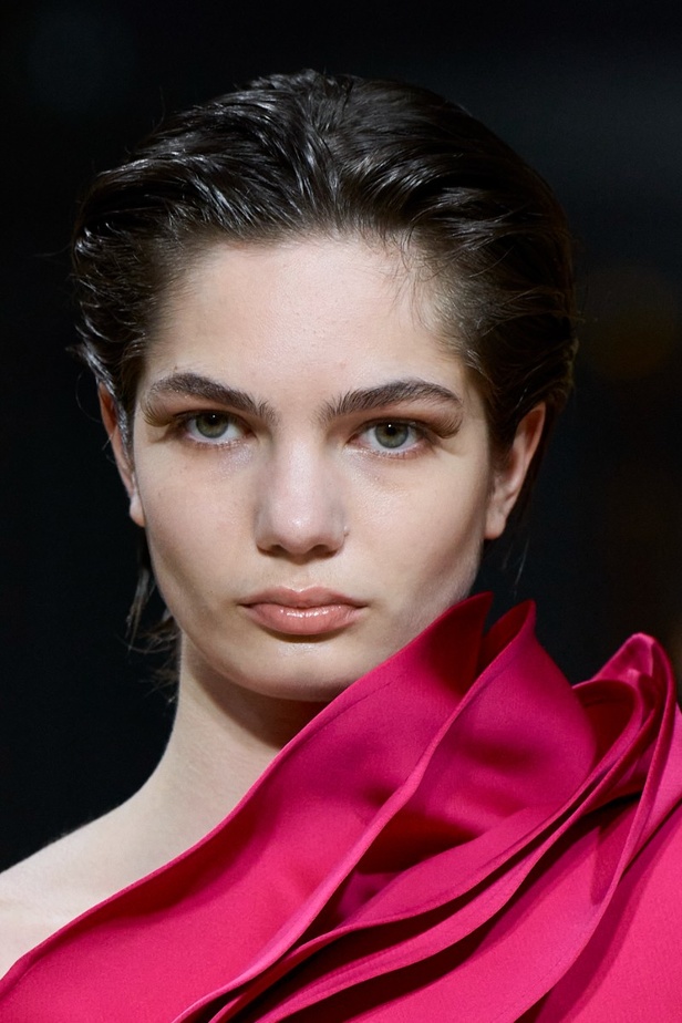 ايلي صعب يجسّد بهجة البحر المتوسط بفساتين مشرقة وألوان صاخبة