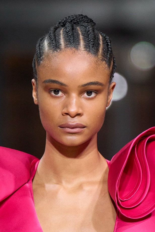 ايلي صعب يجسّد بهجة البحر المتوسط بفساتين مشرقة وألوان صاخبة