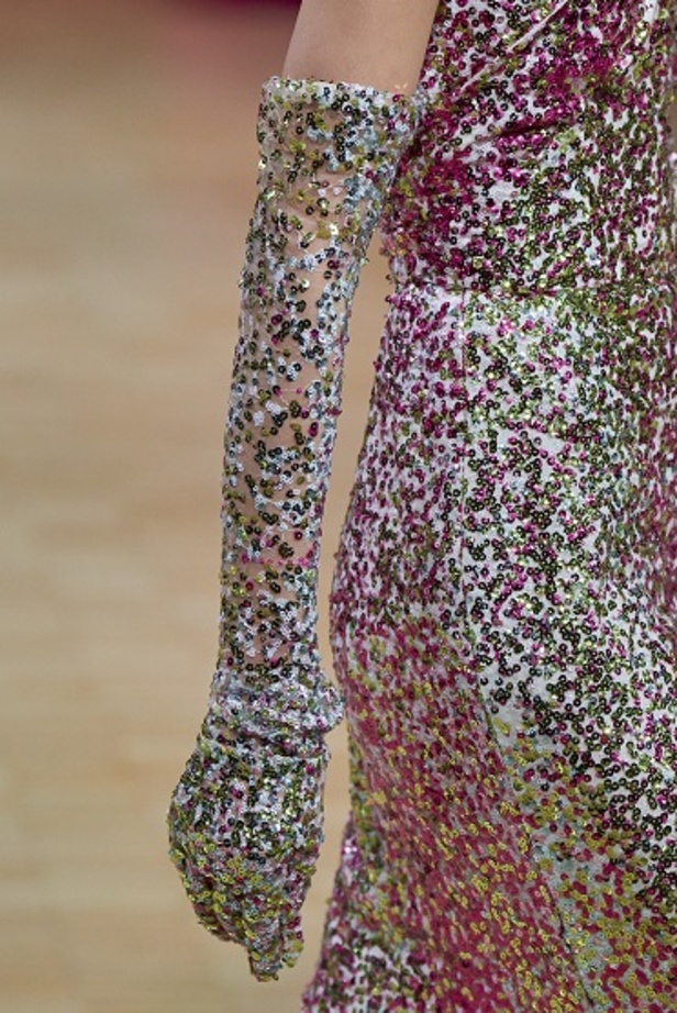 ايلي صعب يجسّد بهجة البحر المتوسط بفساتين مشرقة وألوان صاخبة