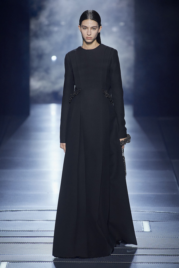 من مجموعة فندي لموسم ربيع وصيف 2022 للهوت كوتور 