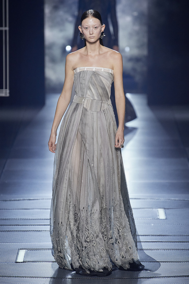 من مجموعة فندي لموسم ربيع وصيف 2022 للهوت كوتور 