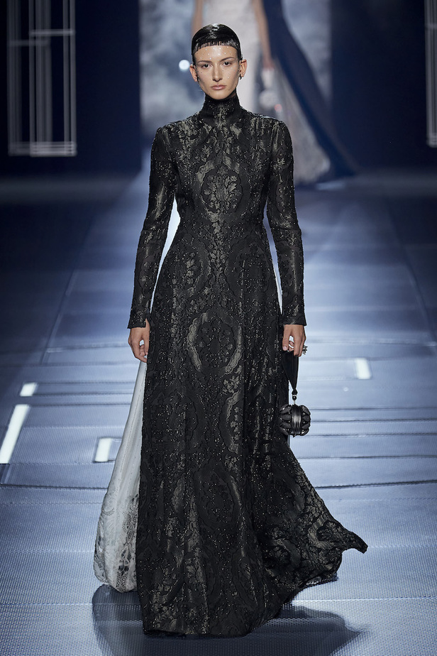 من مجموعة فندي لموسم ربيع وصيف 2022 للهوت كوتور 