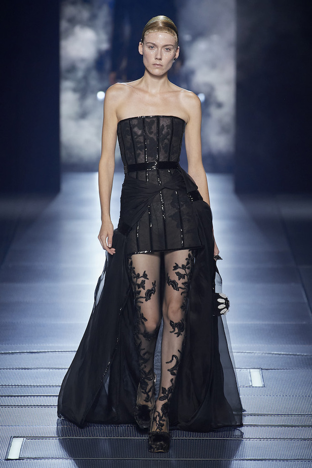 من مجموعة فندي لموسم ربيع وصيف 2022 للهوت كوتور 