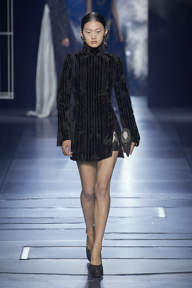 من مجموعة فندي لموسم ربيع وصيف 2022 للهوت كوتور 