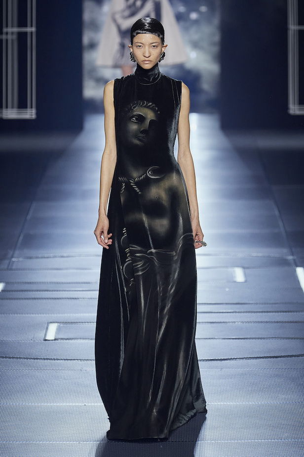 من مجموعة فندي لموسم ربيع وصيف 2022 للهوت كوتور 