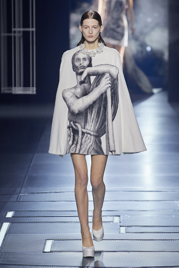 من مجموعة فندي لموسم ربيع وصيف 2022 للهوت كوتور 