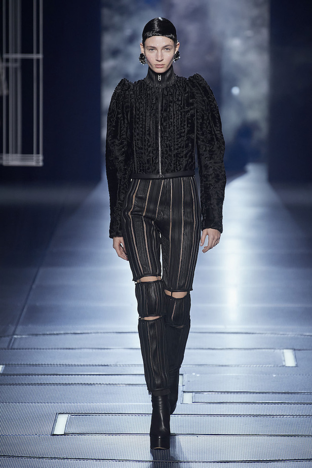 من مجموعة فندي لموسم ربيع وصيف 2022 للهوت كوتور 