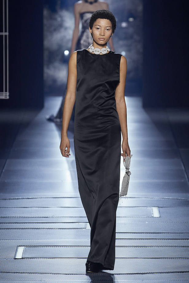 من مجموعة فندي لموسم ربيع وصيف 2022 للهوت كوتور 