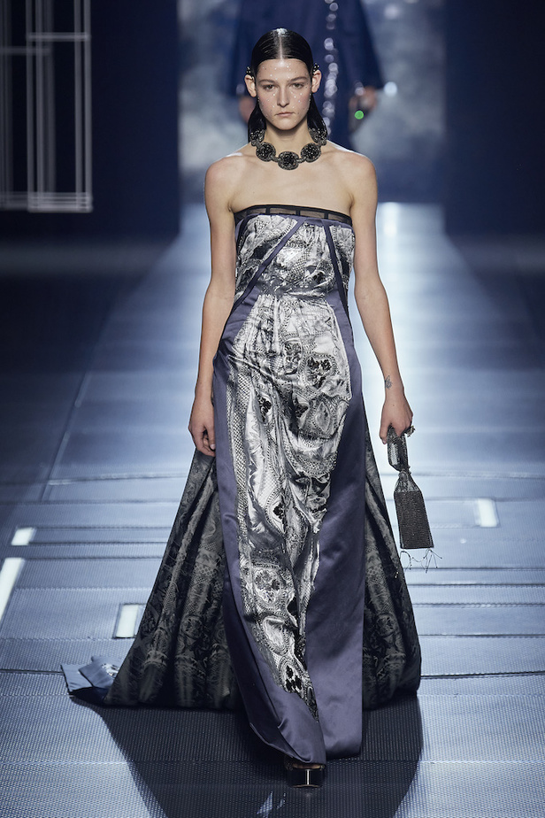 من مجموعة فندي لموسم ربيع وصيف 2022 للهوت كوتور 