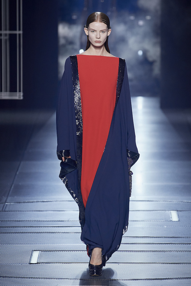 من مجموعة فندي لموسم ربيع وصيف 2022 للهوت كوتور 