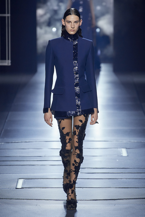 من مجموعة فندي لموسم ربيع وصيف 2022 للهوت كوتور 