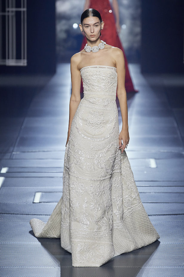 من مجموعة فندي لموسم ربيع وصيف 2022 للهوت كوتور 