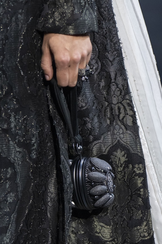 عرض أزياء فندي للهوت كوتور لربيع وصيف 2022