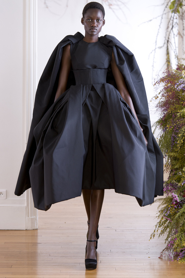 مجموعة Ashi Studio للهوت كوتور لربيع وصيف 2022‏