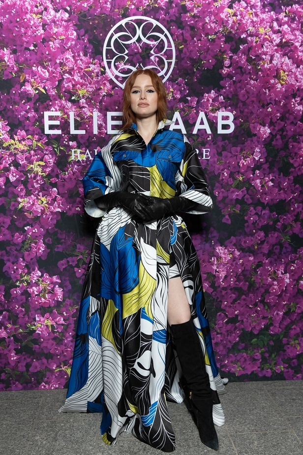 ايلي صعب يجسّد بهجة البحر المتوسط بفساتين مشرقة وألوان صاخبة