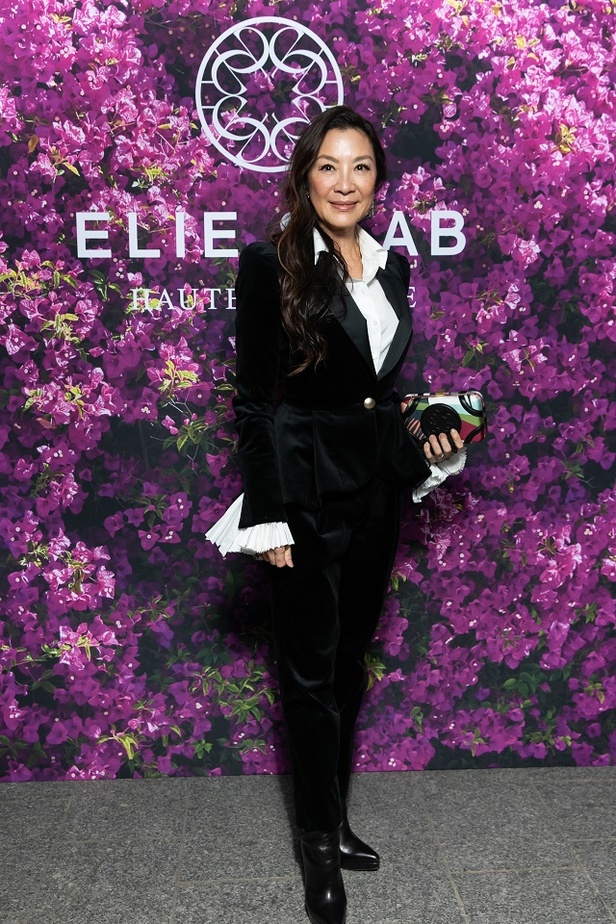 ايلي صعب يجسّد بهجة البحر المتوسط بفساتين مشرقة وألوان صاخبة