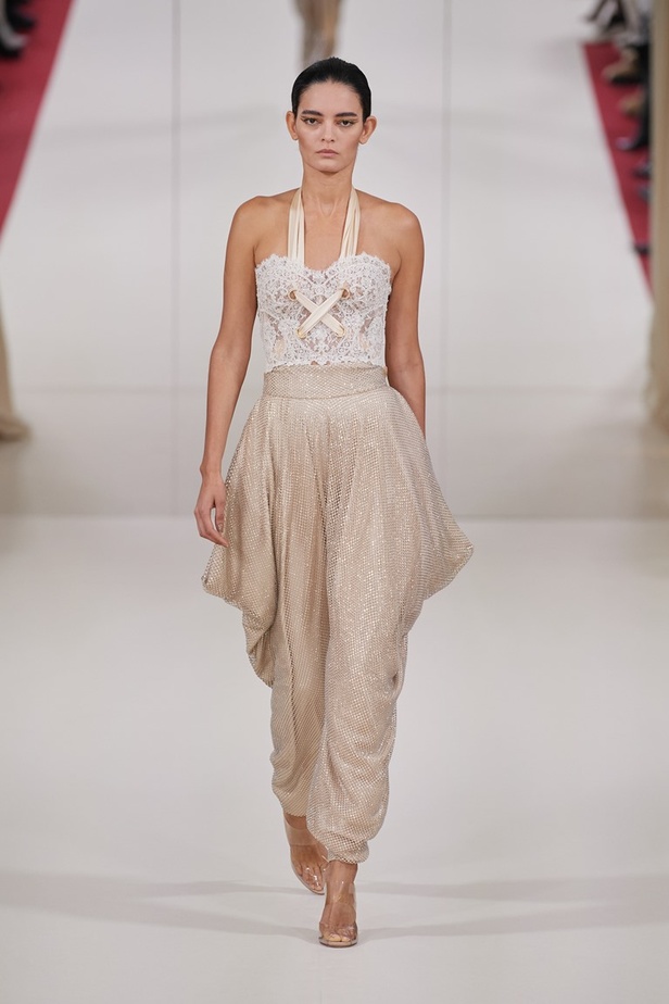 مجموعة Alexis Mabille الهوت كوتور لربيع وصيف 2022