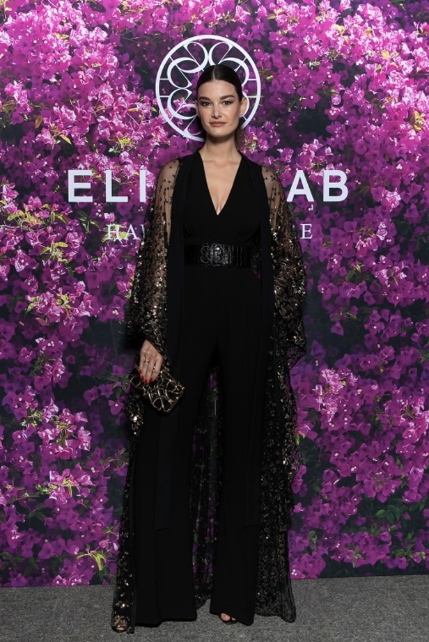 ايلي صعب يجسّد بهجة البحر المتوسط بفساتين مشرقة وألوان صاخبة