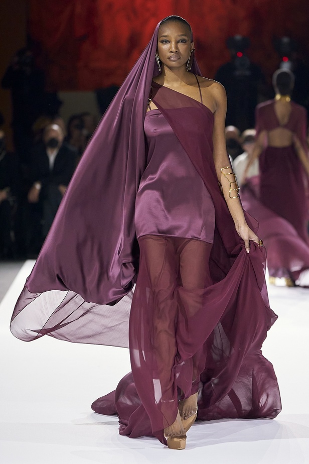 مجموعة الهوت كوتور لربيع وصيف 2022 من ستيفان رولاند بعد غياب عامين 