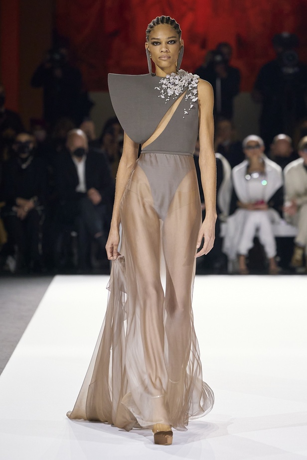 مجموعة الهوت كوتور لربيع وصيف 2022 من ستيفان رولاند بعد غياب عامين 