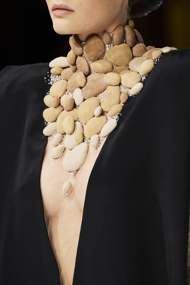 مجموعة الهوت كوتور لربيع وصيف 2022 من ستيفان رولاند بعد غياب عامين 