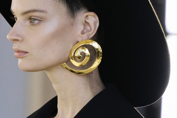 عرض أزياء سكياباريلي لموسم ربيع وصيف 2022