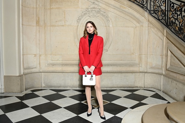 مجموعة حالمة بتصاميم براقة وثلاثية الأبعاد من دار Dior ضمن أسبوع الموضة للأزياء الفاخرة