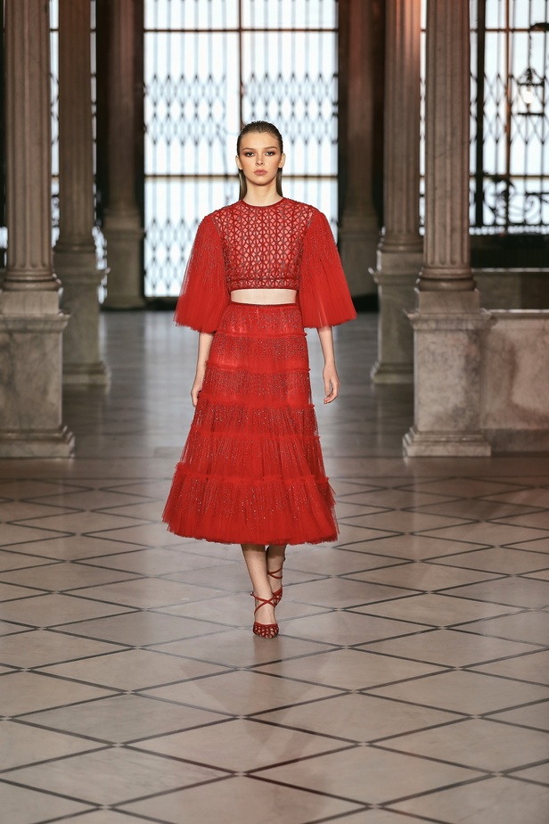 مجموعة المصمم طوني ورد من الأزياء الراقية لربيع وصيف 2022