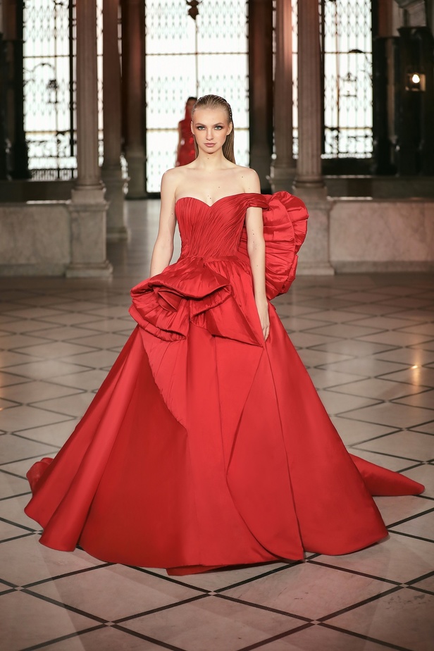 مجموعة المصمم طوني ورد من الأزياء الراقية لربيع وصيف 2022