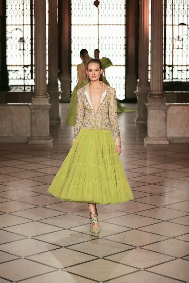 مجموعة المصمم طوني ورد من الأزياء الراقية لربيع وصيف 2022