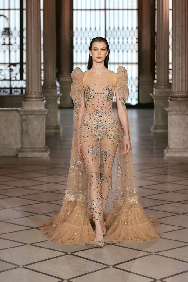 مجموعة المصمم طوني ورد من الأزياء الراقية لربيع وصيف 2022