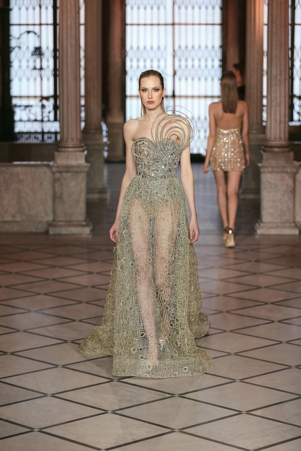 مجموعة المصمم طوني ورد من الأزياء الراقية لربيع وصيف 2022